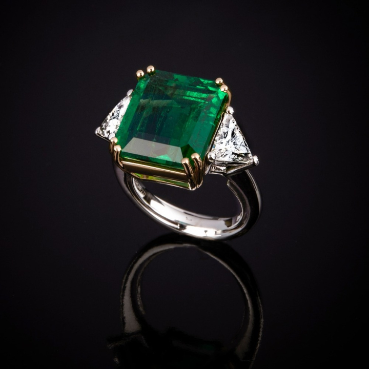 Sale Gold and Precious Stones Rings in Italy