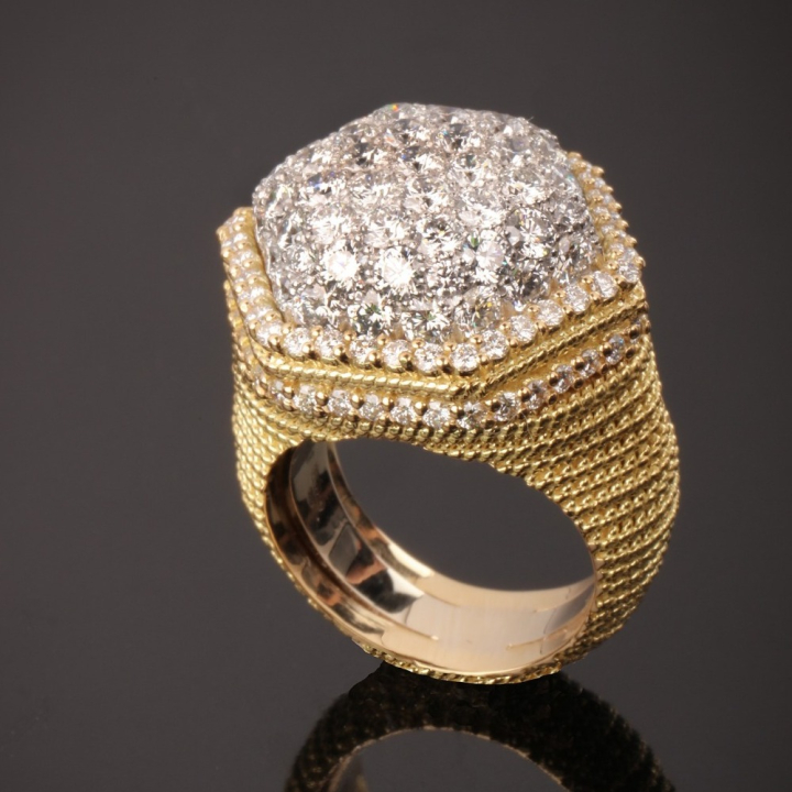 Sale Gold and Precious Stones Rings in Italy